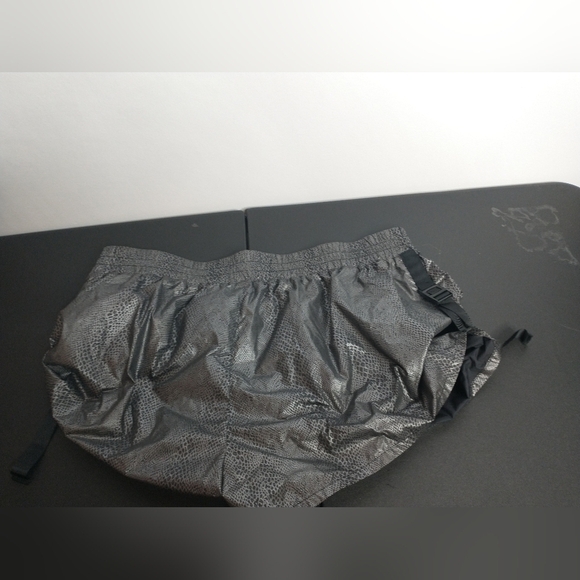 ☀️Free People Movement Diamondback Reflective Shorts, size L - Picture 8 of 9